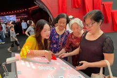 Các phân khu triển lãm có các bạn thuyết minh và giới thiệu về trải nghiệm tương tác. 