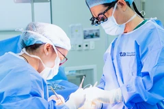 Bác sĩ Dũng (phải) cùng ê-kíp phẫu thuật cho bệnh nhân.