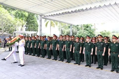 Hơn 50 cán bộ, thầy thuốc của Bệnh viện Trung ương Quân đội 108 cúi đầu kính cẩn tri ân các Anh hùng liệt sĩ.