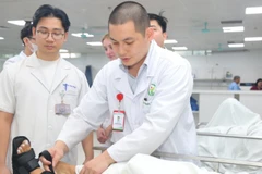 Các bác sĩ Bệnh viện Hữu nghị Việt Đức cấp cứu cho người bệnh bị ảnh hưởng bởi cơn bão. 