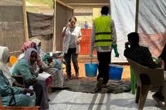 Các nhân viên y tế làm việc tại một trung tâm điều trị bệnh tả, ở Kosti, bang White Nile, Sudan. (Ảnh: Tân Hoa xã)