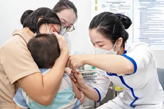Lần đầu tiên Việt Nam triển khai tiêm vaccine phòng bệnh do não mô cầu cho trẻ em từ 6 tuần tuổi và người lớn.