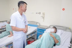 Bác sĩ thăm khám cho bệnh nhân. 