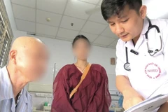 Bác sĩ Lê Văn Thiệu, Khoa Nhiễm khuẩn tổng hợp tư vấn cho người bệnh.