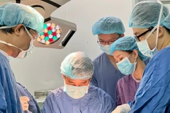 Bác sĩ tiến hành phẫu thuật cho bệnh nhân. 