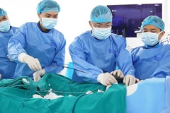 Ê-kíp can thiệp tái thông mạch vành cho người bệnh.