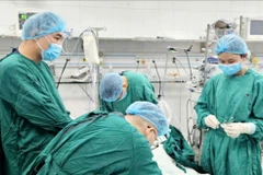 Các bác sĩ can thiệp kịp thời cứu bệnh nhân. 