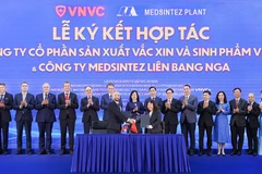 Ông Konstantin Gorodnitsky Trưởng Văn phòng Đại diện Công ty Medsintez tại Việt Nam và bà Trần Thị Hồng Thủy, Giám đốc Nhà máy Vaccine và Sinh phẩm VNVC ký kết hợp tác dưới sự chứng kiến của Bộ trưởng Bộ Y tế Liên bang Nga Mikhail Murashko và Bộ trưởng Bộ Y tế Việt Nam Đào Hồng Lan. (Ảnh: PHẠM GIANG)