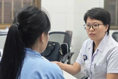 Thạc sĩ, bác sĩ nội trú Nguyễn Thị Hoa, Phó Trưởng phòng Tâm lý Lâm sàng, Viện Sức khỏe Tâm thần tư vấn cho người bệnh.
