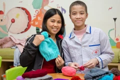 Nữ sinh Thái Huyền Trang vượt qua bạo bệnh, làm hàng trăm chiếc cặp tóc và móc khóa hình lá quốc kỳ để gây quỹ ủng hộ bệnh nhi ung thư.