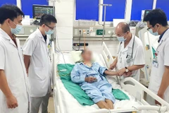 Phó Giáo sư, Tiến sĩ Đỗ Duy Cường, Viện trưởng Viện Y học Nhiệt đới Bạch Mai cùng các bác sĩ hội chẩn ca bệnh 63 tuổi.
