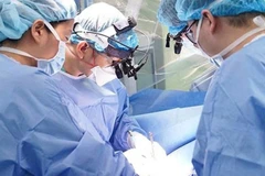 Phó Giáo sư, Tiến sĩ Nguyễn Lý Thịnh Trường và ê-kíp tiến hành phẫu thuật cho bệnh nhi.