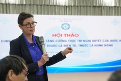 Tiến sĩ Angela Pratt trao đổi với phóng viên tại Hội thảo cung cấp thông tin cho báo chí về tăng cường thực thi nghị quyết của Quốc Hội về quy định cấm thuốc lá điện tử, thuốc lá nung nóng.