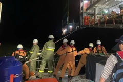 Tiếp cận tàu container để cấp cứu thuyền viên. 