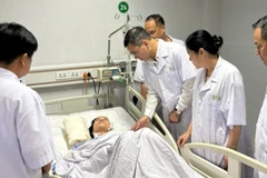 Tiến sĩ Hà Anh Đức, Cục trưởng Cục Quản lý Khám, chữa bệnh, Bộ Y tế thăm điều dưỡng Trang đang điều trị tại Bệnh viện đa khoa Hữu nghị Nghệ An.
