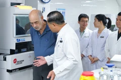 Giáo sư Harry B. Greenberg, “cha đẻ” của vaccine Rota thế hệ đầu tiên, Cố vấn Viện Nghiên cứu Vi sinh và Chống dịch Stanford (áo xanh) trực tiếp thăm và làm việc tại Trung tâm Xét nghiệm đạt chuẩn ISO 15189:2012 tại Tâm Anh Thành phố Hồ Chí Minh từ tháng 12/2023. (Ảnh: BVCC)