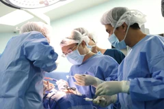 Bác sĩ can thiệp cho người bệnh.