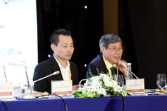 Tiến sĩ, bác sĩ chuyên khoa II Mai Trọng Hưng, Giám đốc Bệnh viện Phụ sản Hà Nội (trái) chủ tọa phiên khoa học.