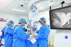 Bác sĩ phẫu thuật giải áp, ngăn tiến triển rỗng tuỷ cho bệnh nhân.