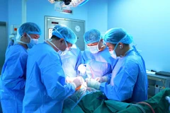 Các bác sĩ phẫu thuật cho bệnh nhân. 