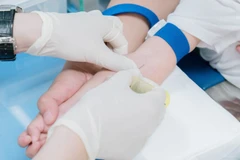 Nếu cha mẹ thấy trẻ sốt cao không hạ, khó thở, khò khè tăng, nôn nhiều, bỏ ăn hoặc mệt lả thì đưa trẻ đến cơ sở y tế gần nhất để được chẩn đoán và điều trị kịp thời, tránh biến chứng nặng.