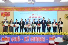 Các đề tài, kỹ thuật đoạt giải Nhất được nhận Bằng khen của Chủ tịch Ủy ban nhân dân Thành phố.