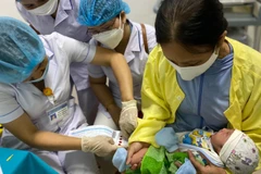 Lấy máu gót chân sàng lọc cho trẻ sơ sinh tại Trung tâm Sàng lọc-Chẩn đoán trước sinh và Sơ sinh, Bệnh viện Trường Đại học Y Dược Huế.