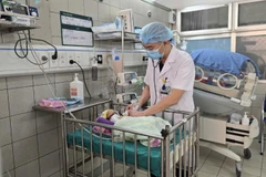 Bé gái đang được theo dõi và chăm sóc đặc biệt tại Phòng Sơ sinh, Trung tâm Nhi khoa, Bệnh viện Bạch Mai.