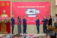 Các đại biểu nhấn nút khai trương Báo Nhân Dân điện tử tiếng Hàn Quốc.