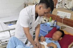 Bác sĩ Trung tâm Chống độc thăm khám cho bệnh nhân bị ngộ độc mật cá trắm điều trị tại Trung tâm