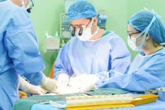 Tiến sĩ, bác sĩ Hoàng Hải Đức cùng ê-kíp thực hiện phẫu thuật cho bệnh nhi.