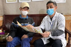 Cán bộ y tế tuyên truyền các biện pháp phòng, chống bệnh lao cho người dân trên địa bàn Hà Nội. (Ảnh: VĂN LẬP)