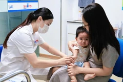 Tiêm phòng cúm cho trẻ.