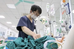 Bệnh nhân nằm điều trị tại Bệnh viện Bệnh Nhiệt đới Trung ương. 
