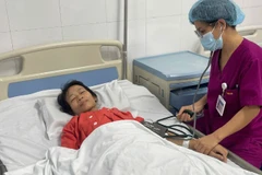 Bác sĩ thăm, khám cho nữ bệnh nhân.