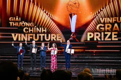 Chủ tịch Quốc hội Trần Thanh Mẫn trao Giải thưởng Chính VinFuture. (Ảnh: THÀNH ĐẠT)