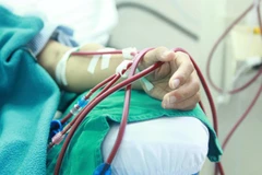 Bệnh nhân trẻ tuổi chạy thận tại Bệnh viện đa khoa Đức Giang. 