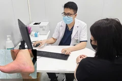 Thạc sĩ, bác sĩ Hoàng Hồng Mạnh, Khoa Da liễu và Bỏng, Bệnh viện Bạch Mai thăm khám cho chị H.
