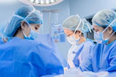 Ê-kíp tiến hành phẫu thuật lấy thai cho sản phụ. 