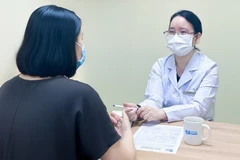 Phó Giáo sư Hoàng Thị Lâm khám bệnh cho bệnh nhân T.