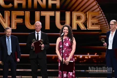 Giải thưởng Chính VinFuture 2025 đã được trao cho Tiến sĩ Douglas R Lowy, Tiến sĩ John T Schiller, Tiến sĩ Aimée R Kreimer và Giáo sư Maura Gillison – Vì những khám phá và phát triển vaccine HPV nhằm phòng ngừa các khối u do virus papilloma ở người gây ra. (Ảnh: THÀNH ĐẠT)