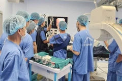 Hình ảnh các bác sĩ đang tiến hành EBUS-IFB cho bệnh nhân.