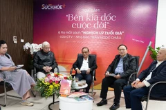 Các diễn giả chia sẻ tại tọa đàm.