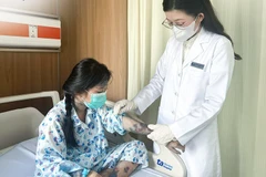 Bác sĩ thăm khám cho bệnh nhi.