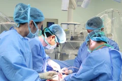 Ê-kíp tiến hành ghép gan cho người bệnh. 