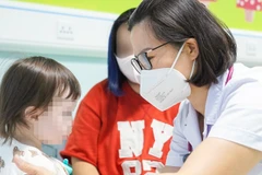 Bé gái 14 tháng tuổi quốc tịch Úc đã cai được ống thông dạ dày. 