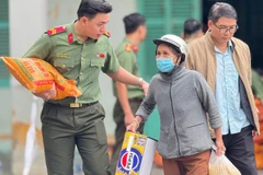 Quỹ “Vì cuộc sống bình yên” trao những phần quà hỗ trợ thiết thực để bà con tái thiết cuộc sống.