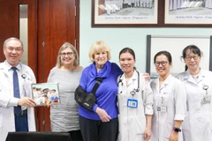 Giáo sư Mary-Claire King và Tiến sĩ Kathleen Ann Leppig, chuyên gia di truyền học lâm sàng đã gắn bó với Bệnh viện Nhi Trung ương từ năm 2011.