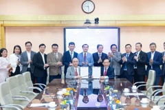 Trung tâm Thông tin Y tế quốc gia và Hội hành nghề Y tư nhân Việt Nam ký kết hợp tác dưới sự chứng kiến của lãnh đạo Bộ Y tế. 