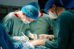 Tiến sĩ, bác sĩ Trần Thanh Tùng - Trưởng Khoa Ngoại tổng hợp cùng ê-kíp mổ phối hợp thực hiện phẫu thuật cho người bệnh.